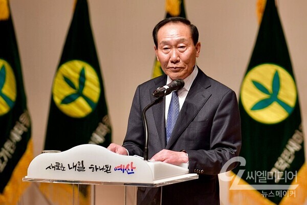 3년간 예산군 새마을회를 이끌 제19대 김진완 회장이 취임사를 하고 있다. / 예산군 제공