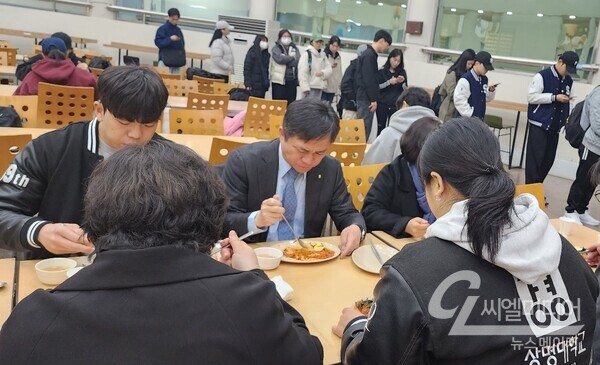 홍성태 총장이 학생들과 함께 아침식사를 하고 있다. 상명대학교 제공
